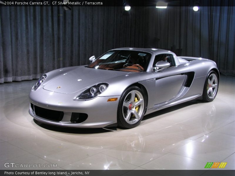 Front 3/4 View of 2004 Carrera GT 