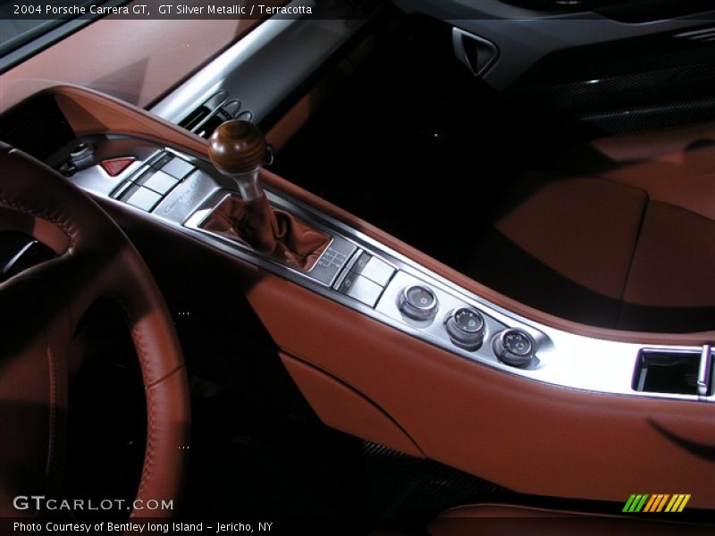 Controls of 2004 Carrera GT 