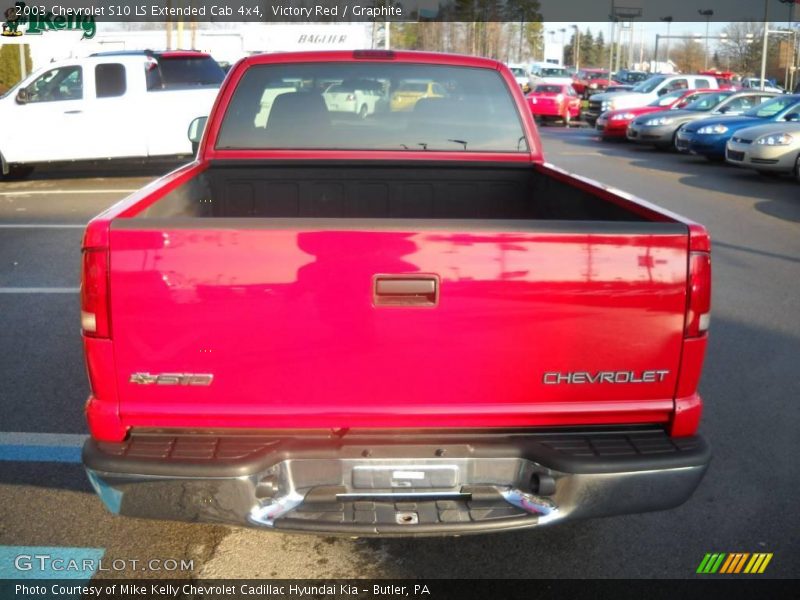 Victory Red / Graphite 2003 Chevrolet S10 LS Extended Cab 4x4