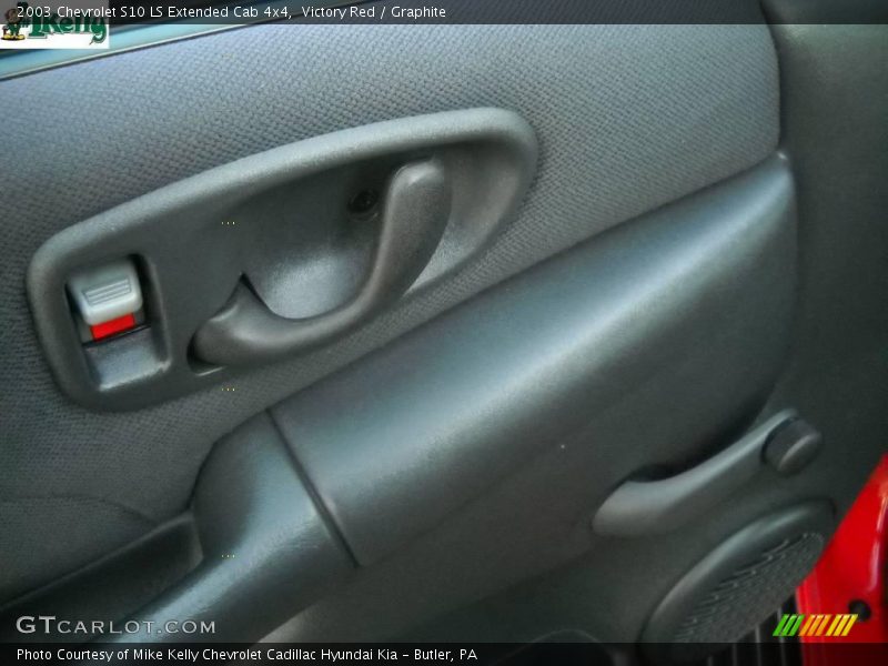 Victory Red / Graphite 2003 Chevrolet S10 LS Extended Cab 4x4