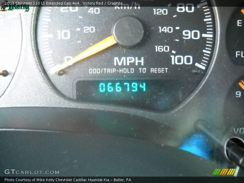 Victory Red / Graphite 2003 Chevrolet S10 LS Extended Cab 4x4