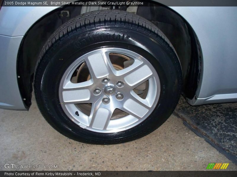 Bright Silver Metallic / Dark Slate Gray/Light Graystone 2005 Dodge Magnum SE