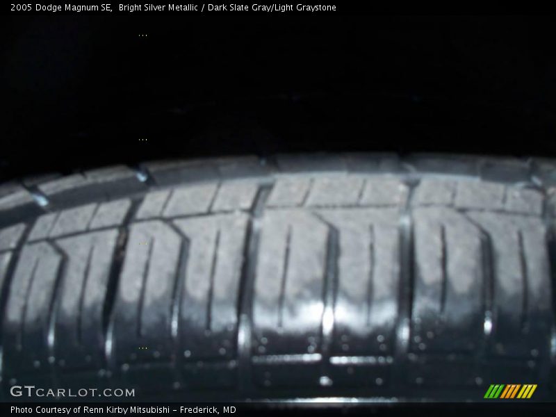 Bright Silver Metallic / Dark Slate Gray/Light Graystone 2005 Dodge Magnum SE