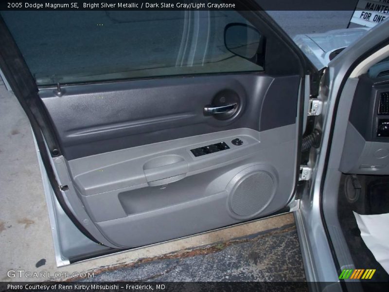 Bright Silver Metallic / Dark Slate Gray/Light Graystone 2005 Dodge Magnum SE