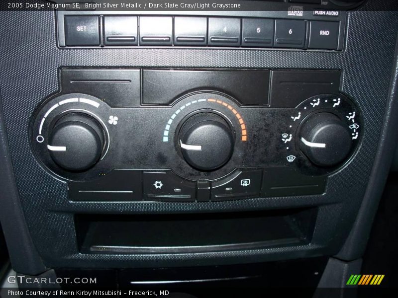 Bright Silver Metallic / Dark Slate Gray/Light Graystone 2005 Dodge Magnum SE
