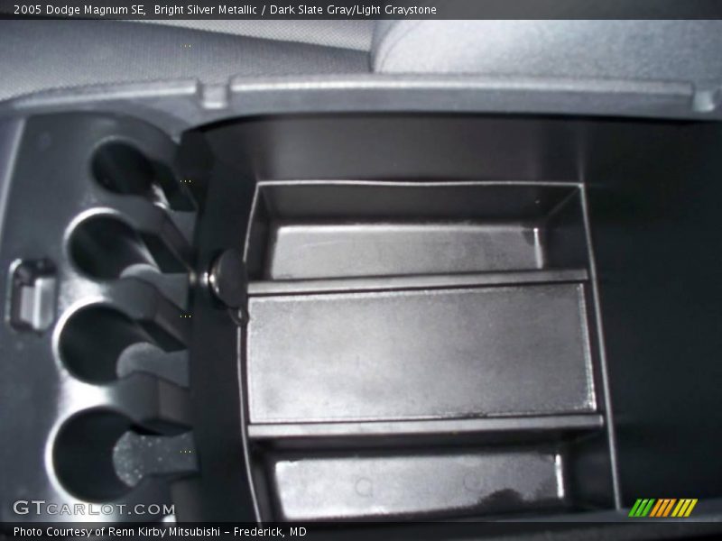Bright Silver Metallic / Dark Slate Gray/Light Graystone 2005 Dodge Magnum SE