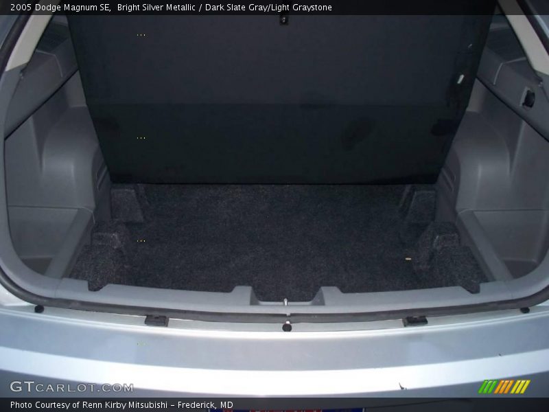 Bright Silver Metallic / Dark Slate Gray/Light Graystone 2005 Dodge Magnum SE