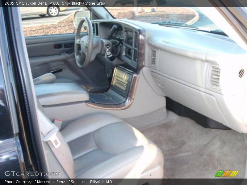 Onyx Black / Stone Gray 2005 GMC Yukon Denali AWD