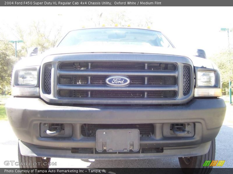 Oxford White / Medium Flint 2004 Ford F450 Super Duty XL Regular Cab 4x4 Chassis Utility