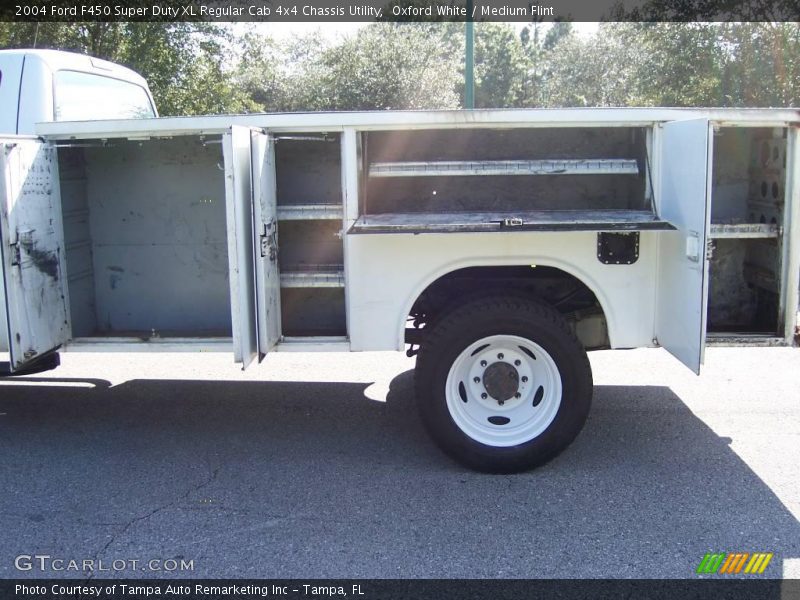 Oxford White / Medium Flint 2004 Ford F450 Super Duty XL Regular Cab 4x4 Chassis Utility