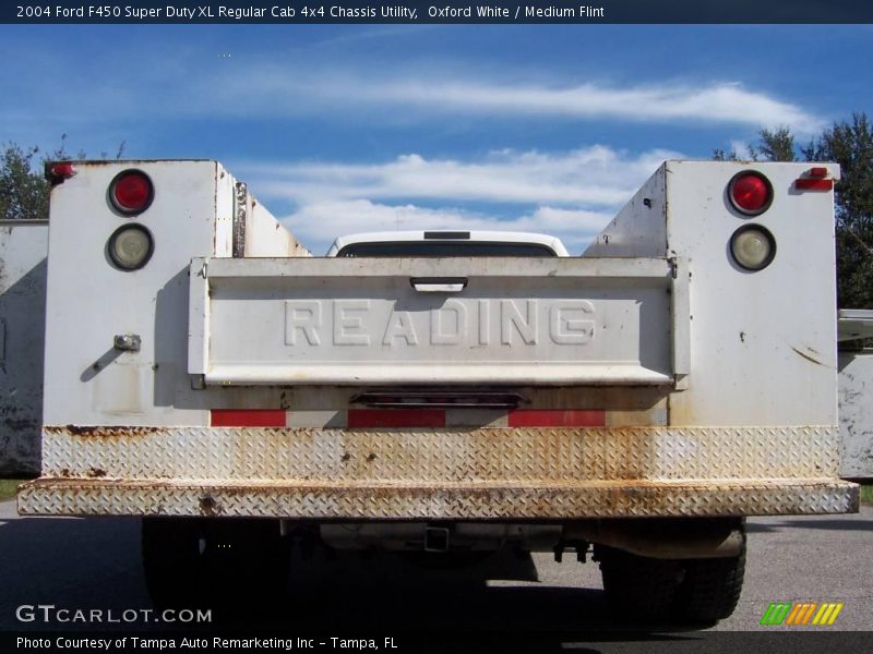 Oxford White / Medium Flint 2004 Ford F450 Super Duty XL Regular Cab 4x4 Chassis Utility