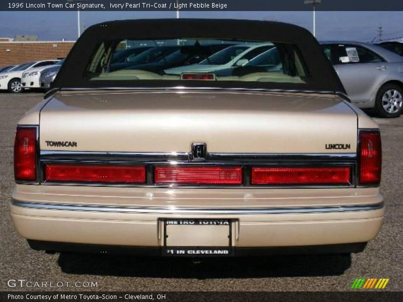Ivory Pearl Tri-Coat / Light Pebble Beige 1996 Lincoln Town Car Signature