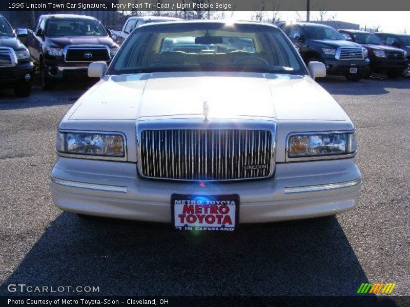 Ivory Pearl Tri-Coat / Light Pebble Beige 1996 Lincoln Town Car Signature
