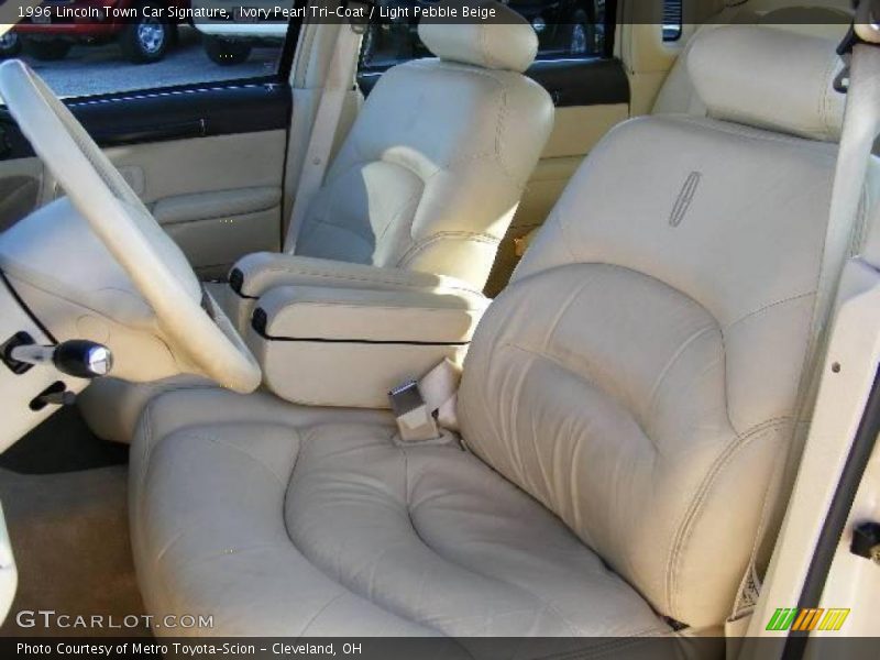 Ivory Pearl Tri-Coat / Light Pebble Beige 1996 Lincoln Town Car Signature