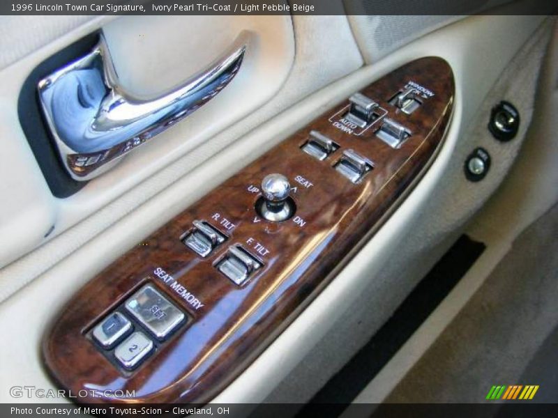 Ivory Pearl Tri-Coat / Light Pebble Beige 1996 Lincoln Town Car Signature