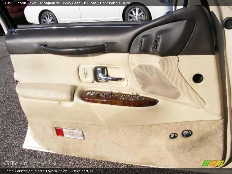 Ivory Pearl Tri-Coat / Light Pebble Beige 1996 Lincoln Town Car Signature
