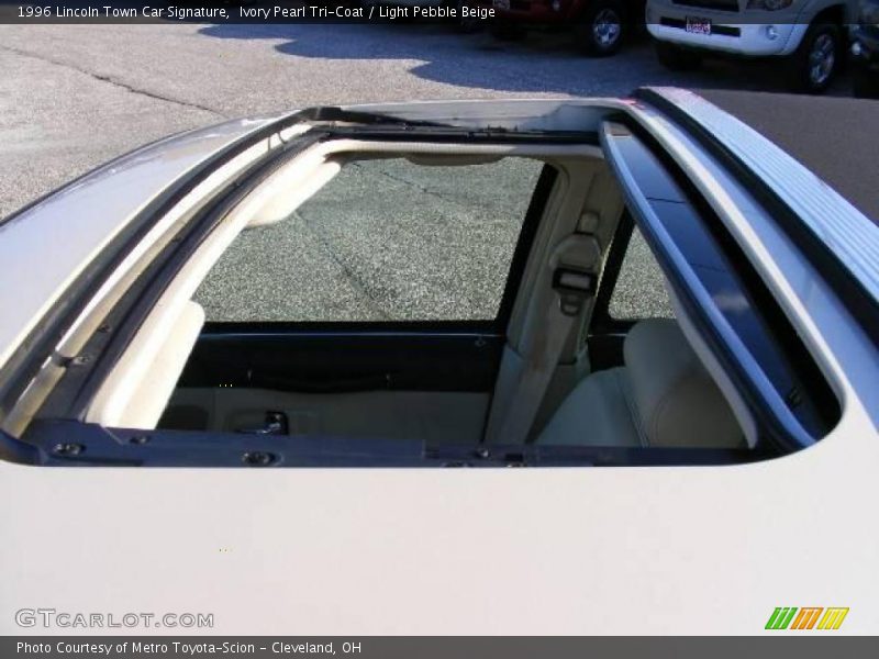 Ivory Pearl Tri-Coat / Light Pebble Beige 1996 Lincoln Town Car Signature