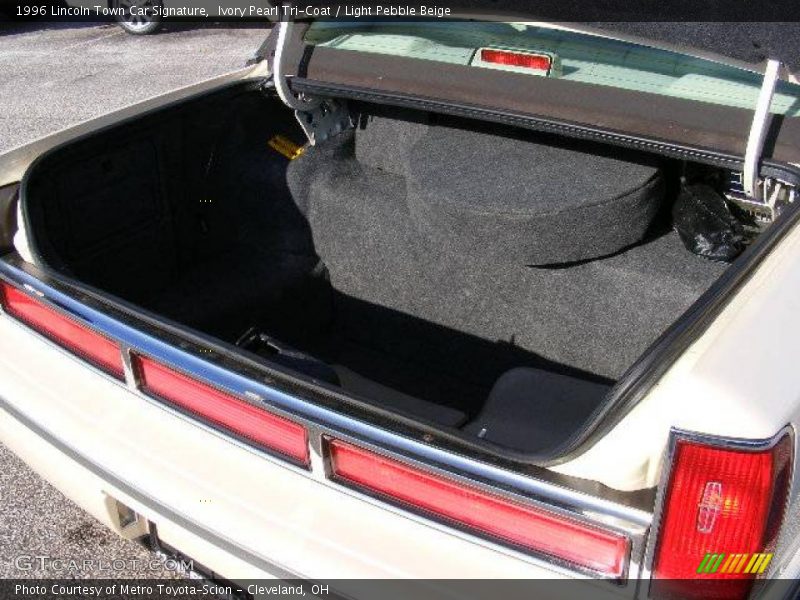 Ivory Pearl Tri-Coat / Light Pebble Beige 1996 Lincoln Town Car Signature