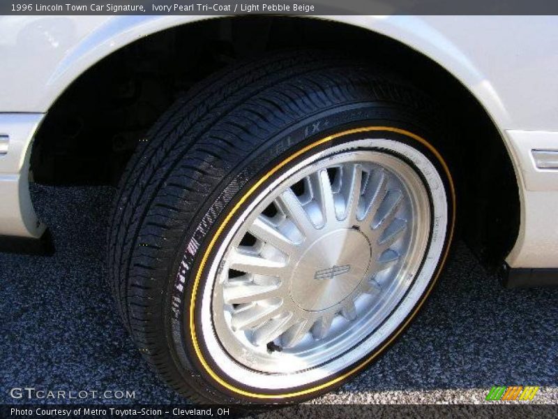 Ivory Pearl Tri-Coat / Light Pebble Beige 1996 Lincoln Town Car Signature