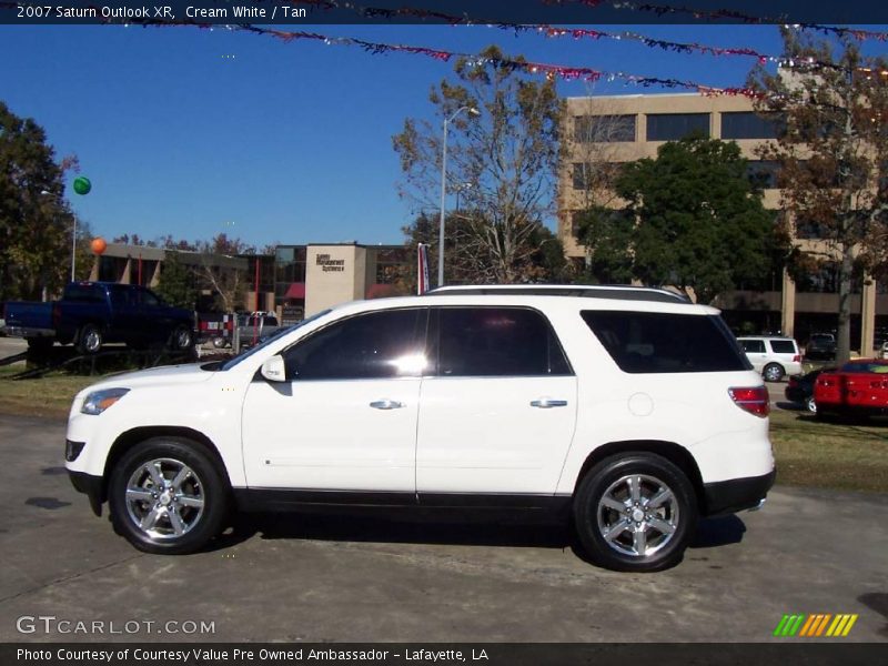 Cream White / Tan 2007 Saturn Outlook XR