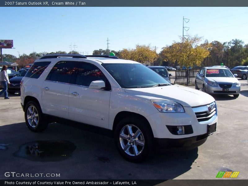 Cream White / Tan 2007 Saturn Outlook XR