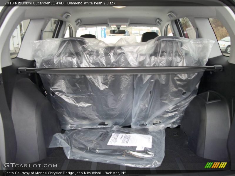 Diamond White Pearl / Black 2010 Mitsubishi Outlander SE 4WD