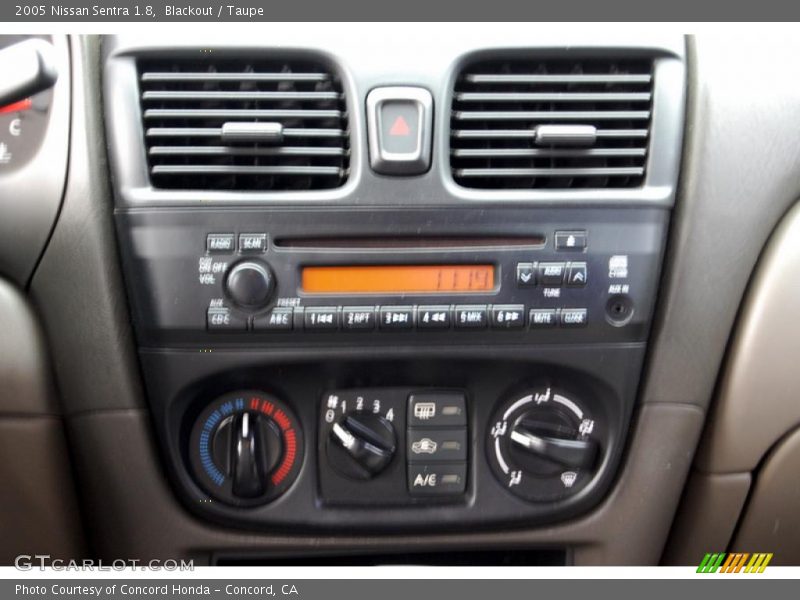 Blackout / Taupe 2005 Nissan Sentra 1.8