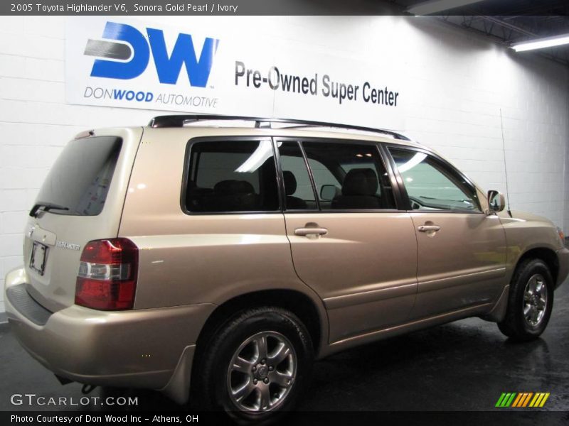 Sonora Gold Pearl / Ivory 2005 Toyota Highlander V6