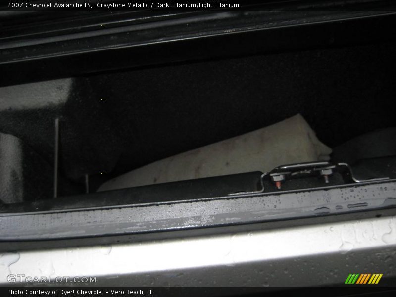 Graystone Metallic / Dark Titanium/Light Titanium 2007 Chevrolet Avalanche LS