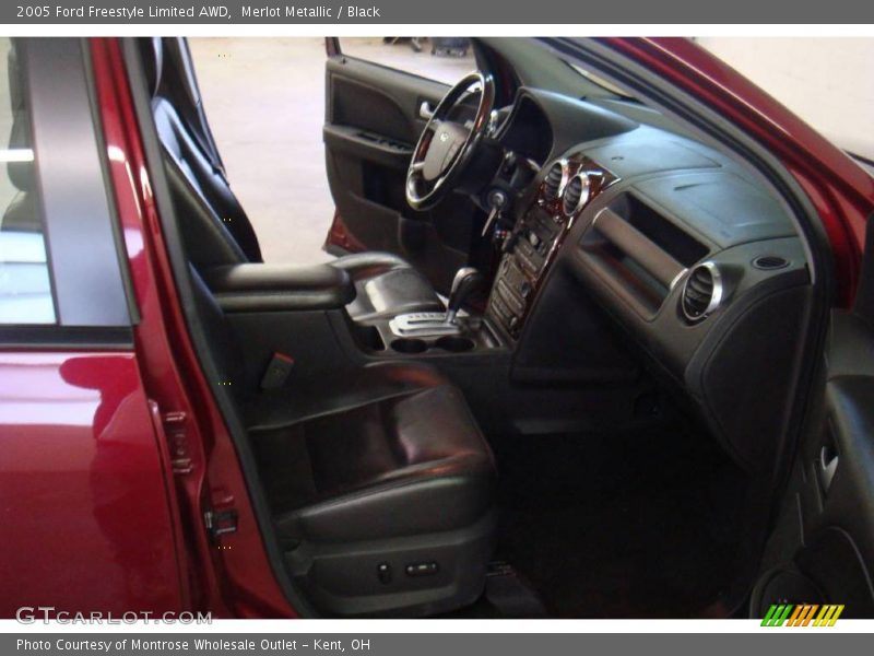 Merlot Metallic / Black 2005 Ford Freestyle Limited AWD