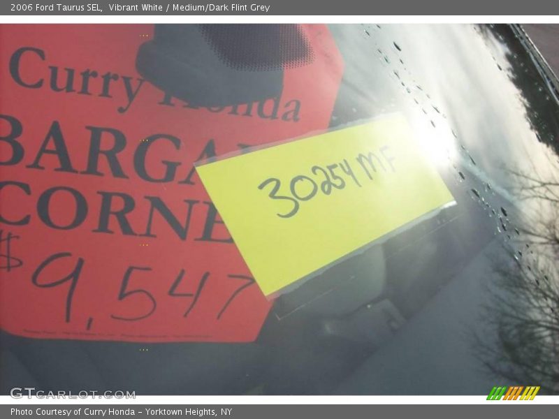 Vibrant White / Medium/Dark Flint Grey 2006 Ford Taurus SEL