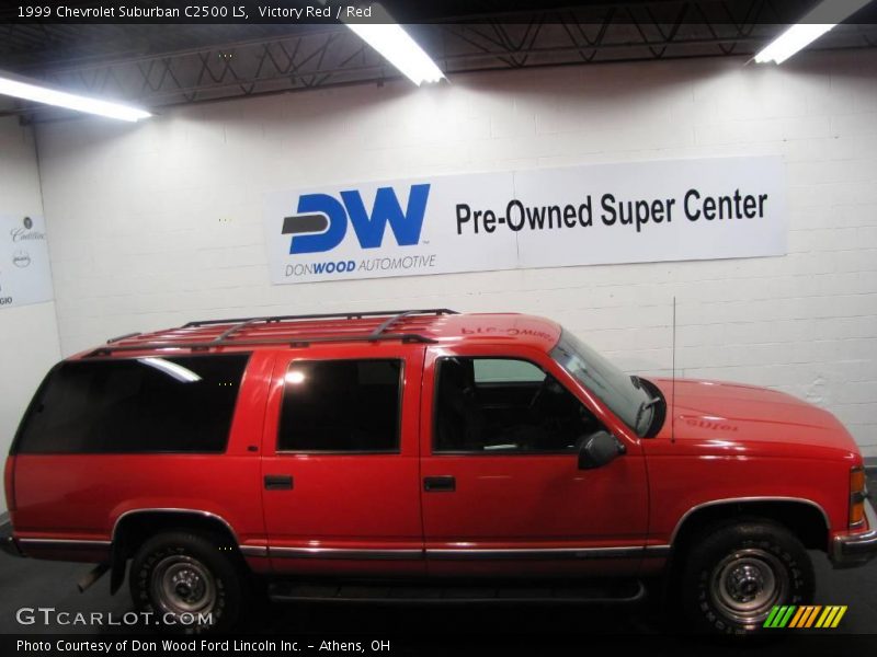 Victory Red / Red 1999 Chevrolet Suburban C2500 LS