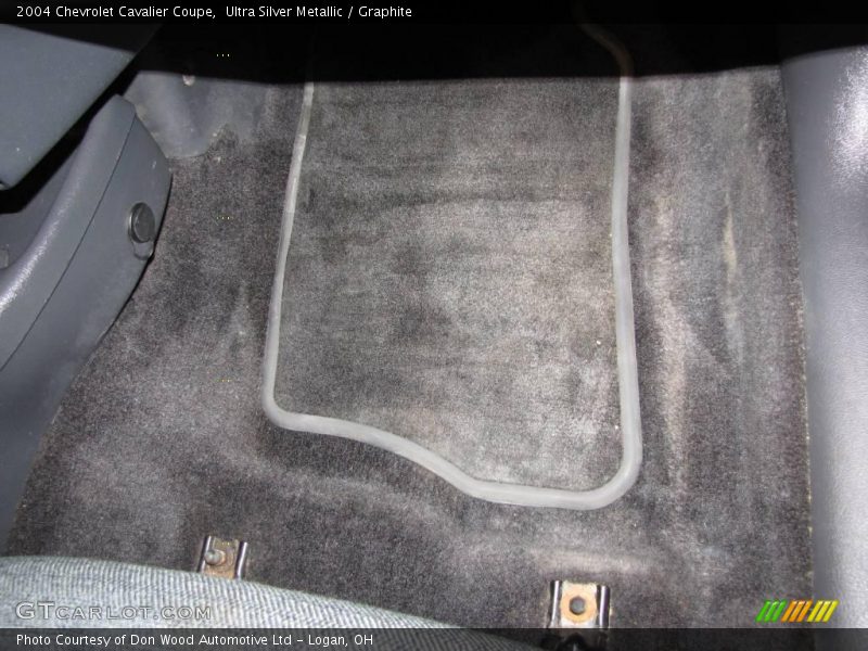 Ultra Silver Metallic / Graphite 2004 Chevrolet Cavalier Coupe