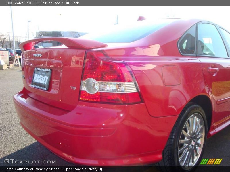 Passion Red / Off Black 2006 Volvo S40 T5