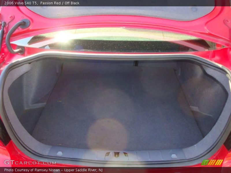 Passion Red / Off Black 2006 Volvo S40 T5