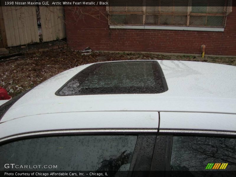 Arctic White Pearl Metallic / Black 1998 Nissan Maxima GLE