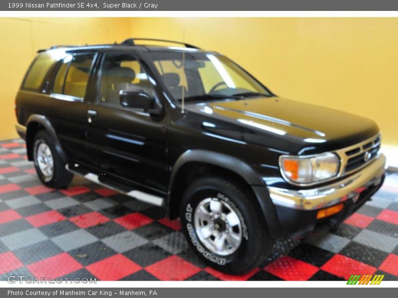 Super Black / Gray 1999 Nissan Pathfinder SE 4x4