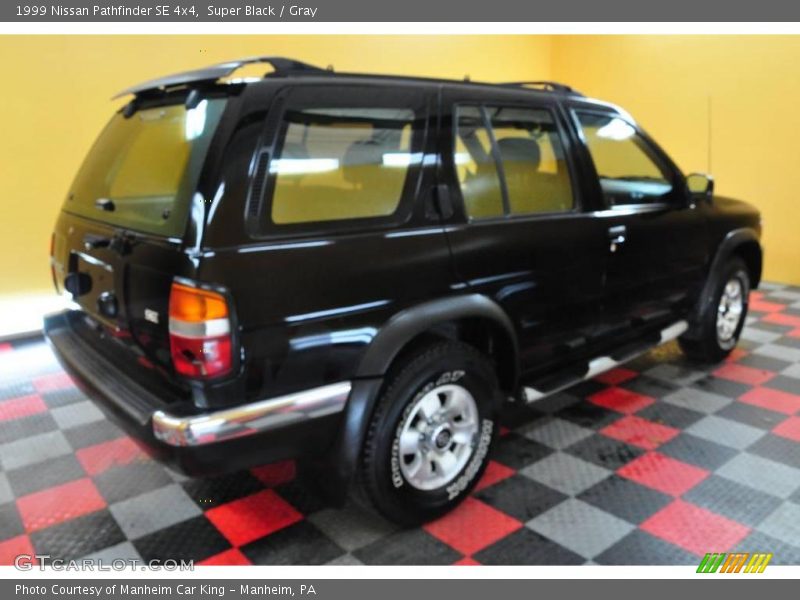 Super Black / Gray 1999 Nissan Pathfinder SE 4x4