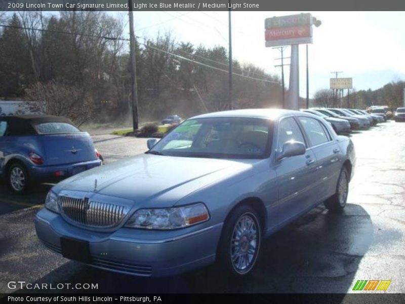 Light Ice Blue Metallic / Medium Light Stone 2009 Lincoln Town Car Signature Limited