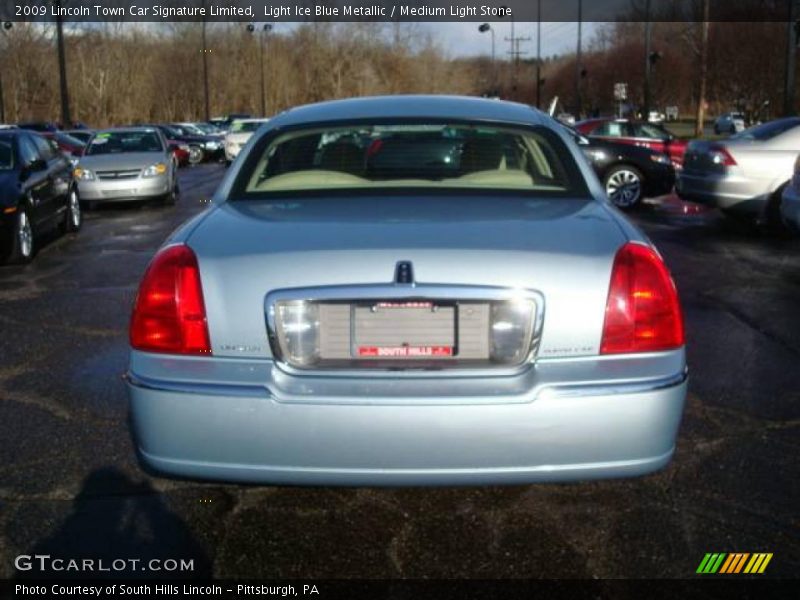 Light Ice Blue Metallic / Medium Light Stone 2009 Lincoln Town Car Signature Limited