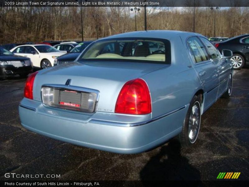 Light Ice Blue Metallic / Medium Light Stone 2009 Lincoln Town Car Signature Limited