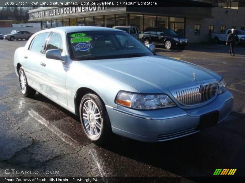 Light Ice Blue Metallic / Medium Light Stone 2009 Lincoln Town Car Signature Limited