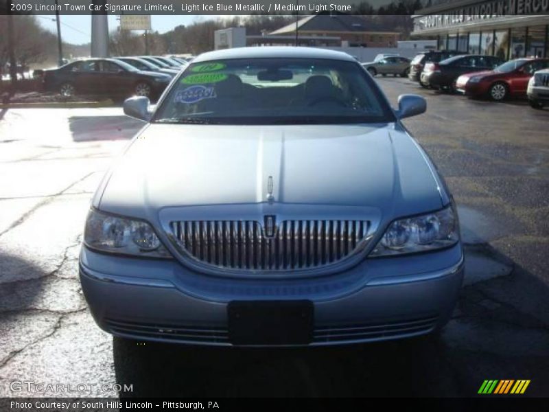 Light Ice Blue Metallic / Medium Light Stone 2009 Lincoln Town Car Signature Limited