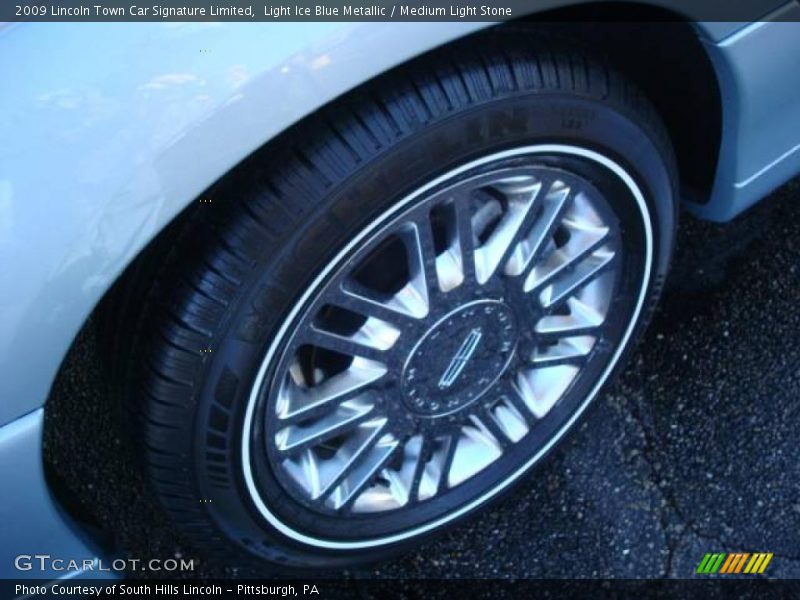 Light Ice Blue Metallic / Medium Light Stone 2009 Lincoln Town Car Signature Limited