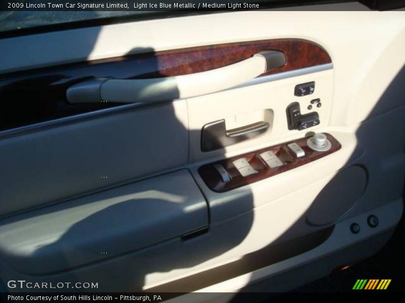 Light Ice Blue Metallic / Medium Light Stone 2009 Lincoln Town Car Signature Limited