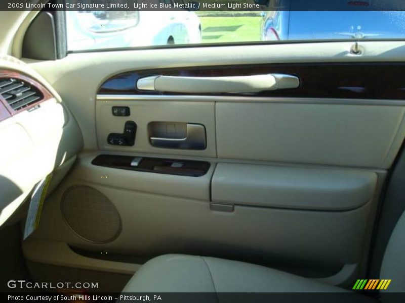 Light Ice Blue Metallic / Medium Light Stone 2009 Lincoln Town Car Signature Limited