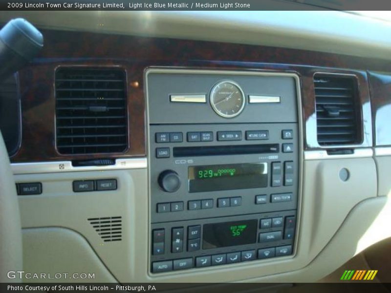 Light Ice Blue Metallic / Medium Light Stone 2009 Lincoln Town Car Signature Limited