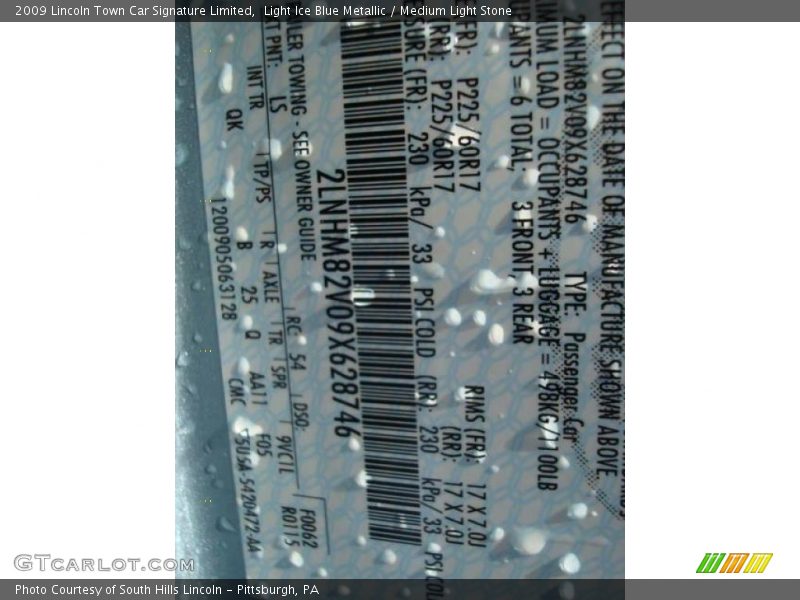 Light Ice Blue Metallic / Medium Light Stone 2009 Lincoln Town Car Signature Limited