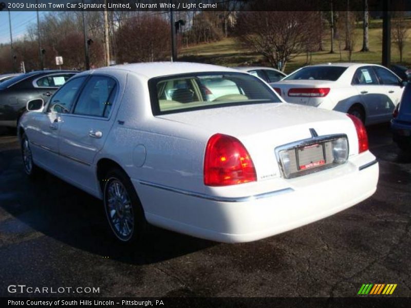 Vibrant White / Light Camel 2009 Lincoln Town Car Signature Limited