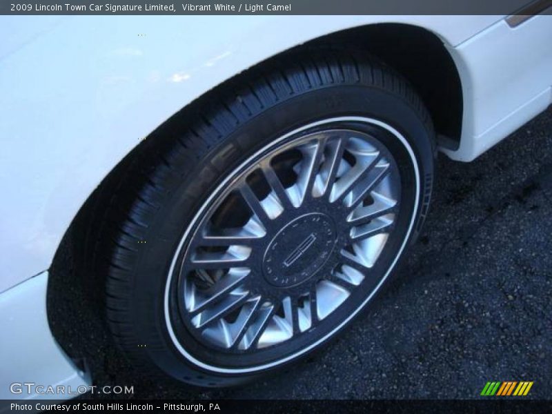 Vibrant White / Light Camel 2009 Lincoln Town Car Signature Limited